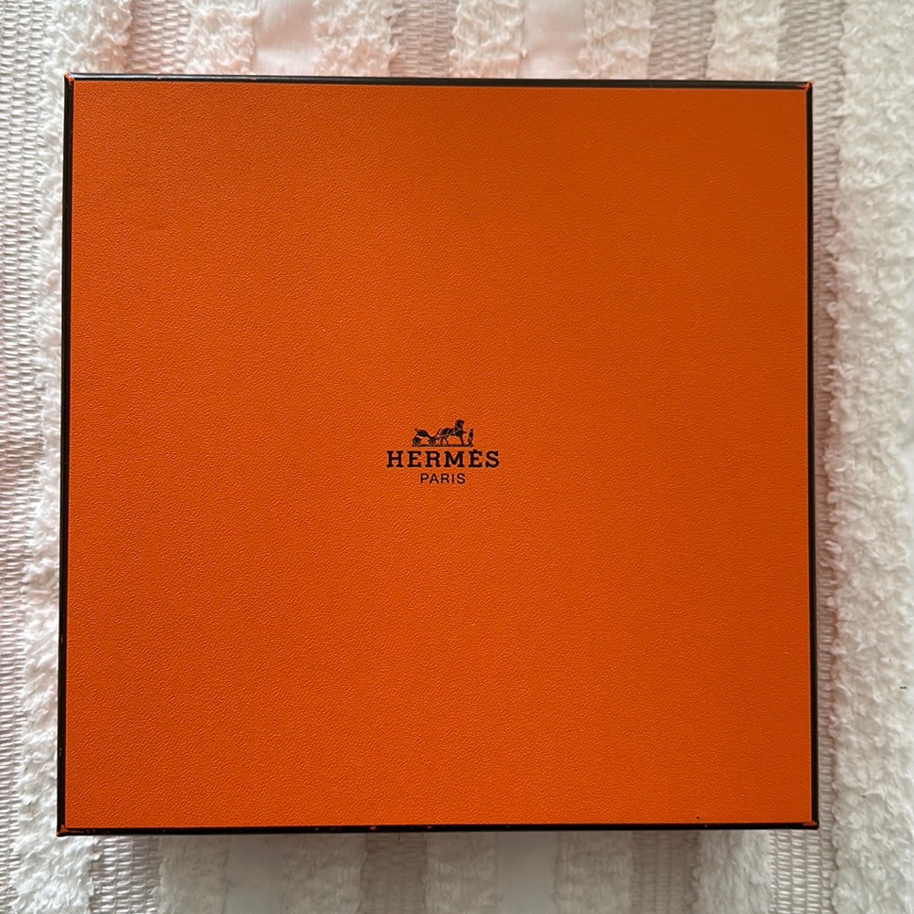 Hermes belt. Excellent condition. Never worn. Comes with original box.
